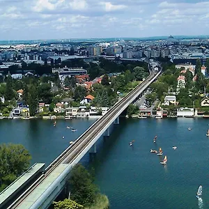Apartment Zentrumnah Direkt An Ubahn Bei Un-vic Und Am Badestrand